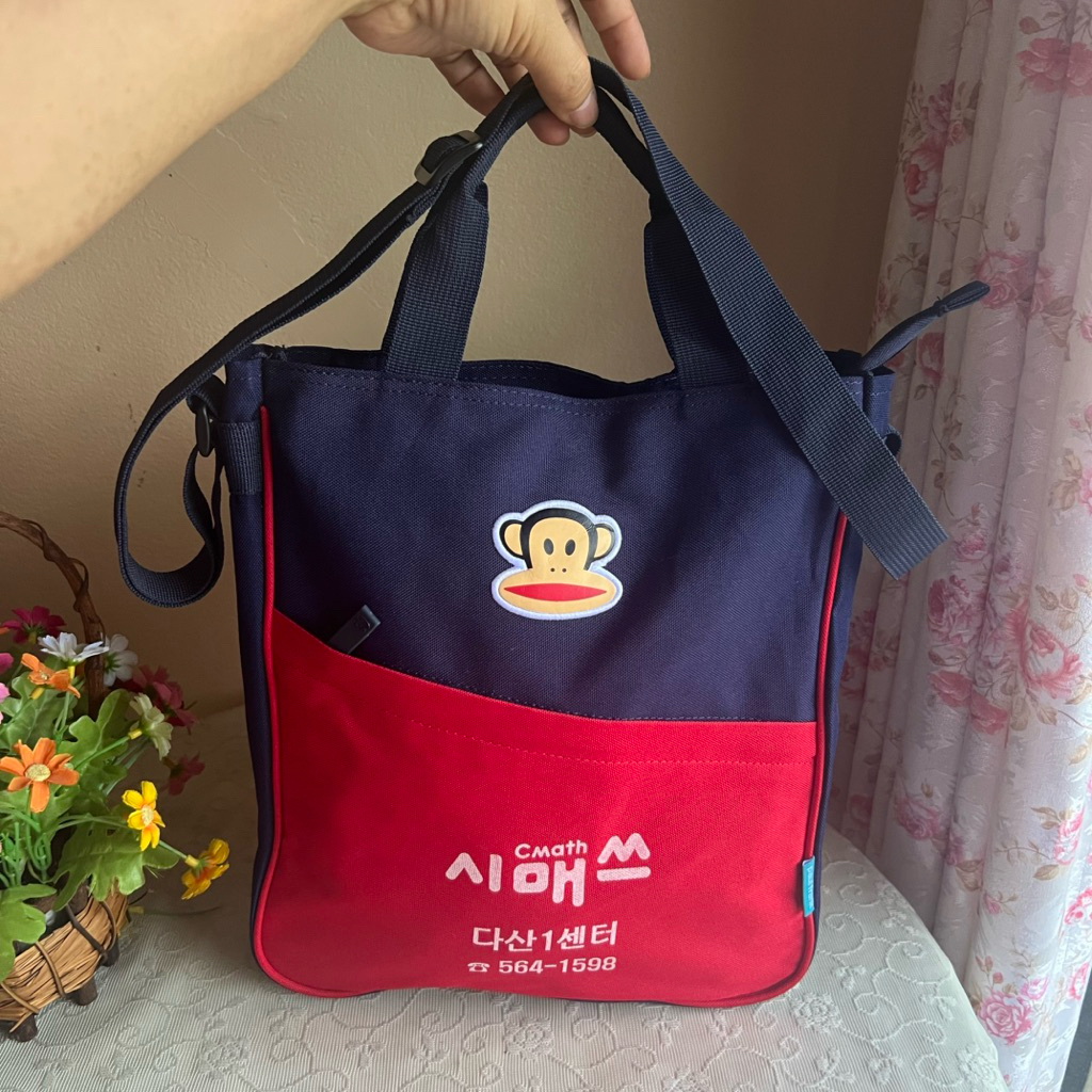 Paul Frank แท้💯 กระเป๋าผ้าไนลอน ทรงสปอร์ตถือได้สะพายข้างได้ สภาพดีสวย ซับในสะอาด พิมพ์แบรนด์ น้ำหนัก