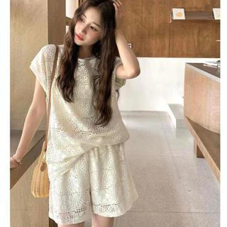 Swan shop ชุดเซ็ตเสื้อลูกไม้ถักโครเชต์สีครีม + กางเกงขาสั้น เอวสม็อค ทรงหลวม ใส่สบาย ลุคคาเฟ่/เที่ยวทะเล สไตล์เกาหลี