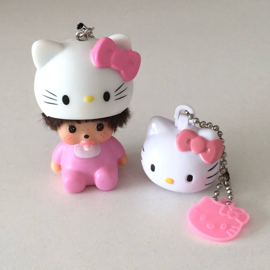 {พร้อมส่ง! }Hello Kitty x Monchchichi พวงกุญแจม่อนชิชิ x คิตตี้ ใส่หมวกคิตตี้ น่ารักมาก ⭐️ ️ ราคา ถูกที่สุด ดีลบีเคเค แกลเลอรีภาพที่ 4
