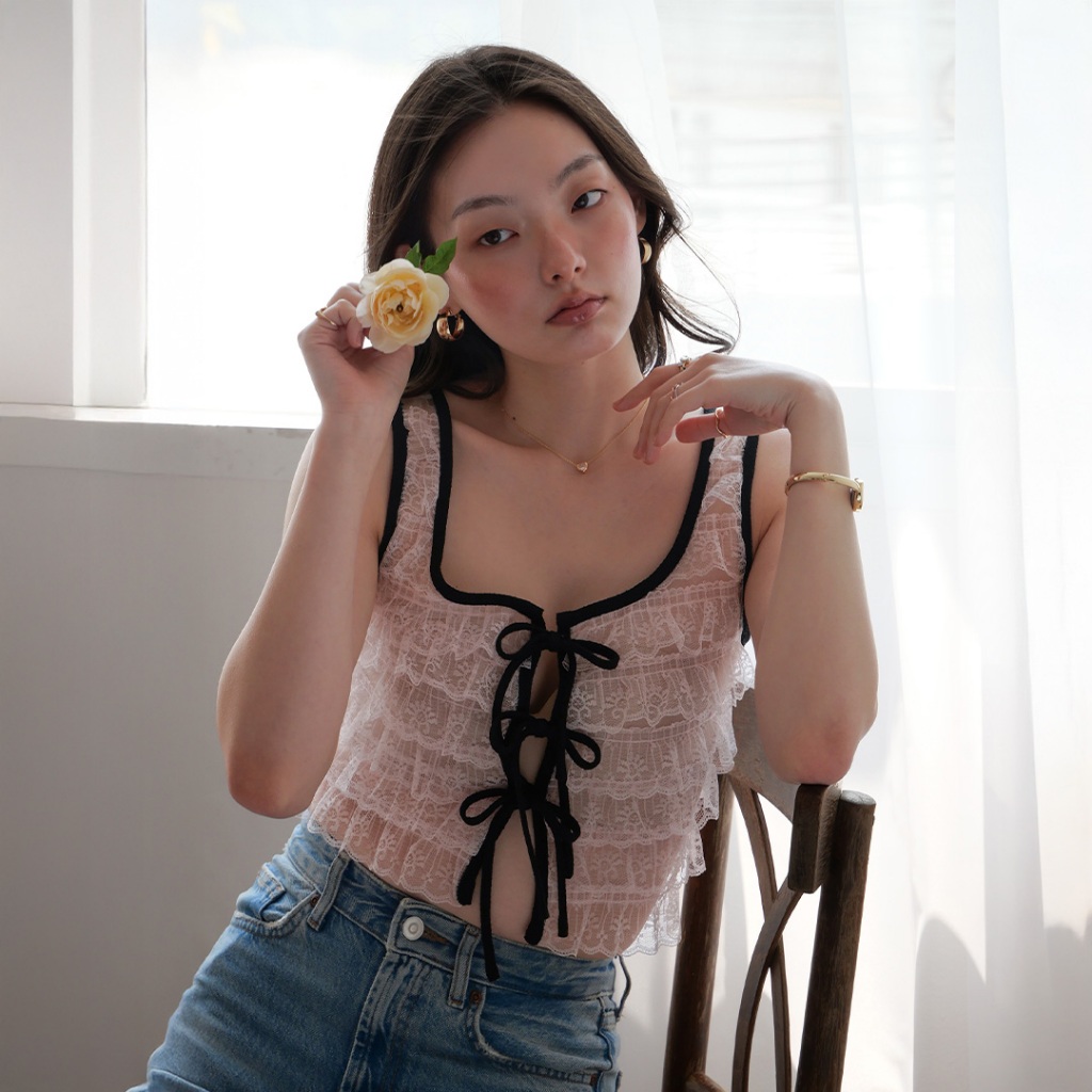 LUCA STUDIO_Josie top (Pre-order 15 June) - เสื้อลูกไม้สีชมพูอ่อนแขนกุดเปิดด้านหน้า เนื้อผ้าโปร่งบางไม่มีซับใน