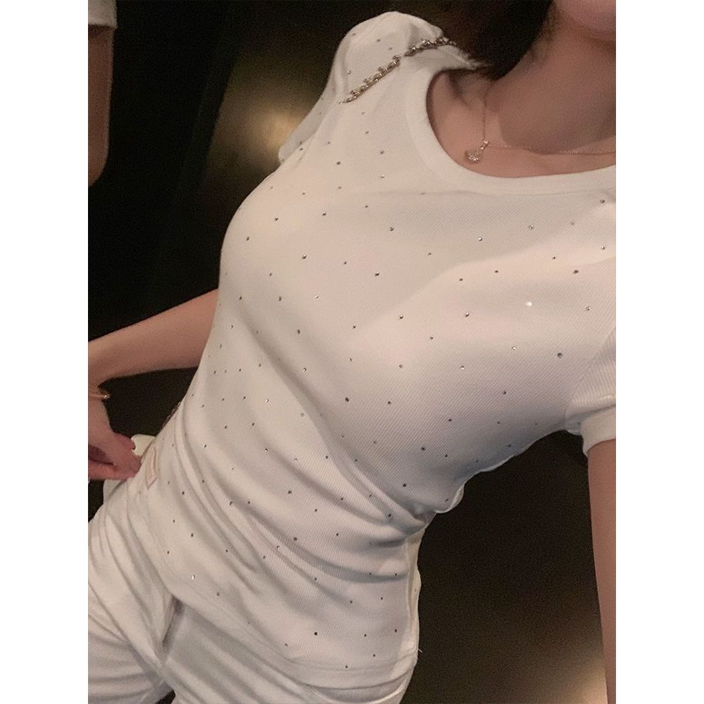 เสื้อยืดแขนสั้นสีขาวประดับเพชรเทียมสำหรับผู้หญิง สไตล์ใหม่สำหรับฤดูร้อน ดีไซน์เก๋ไก๋และช่วยให้ดูผอมเพรียว เสื้อทรงเข้ารู