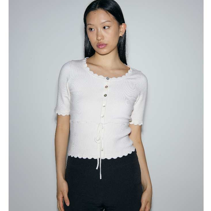 Rush Official Short Sleeve Top With Scallop Hem, Ribbon At Waist เสื้อนิตแขนสั้นมีดีเทลขอบหยัก และริบบิ้นผูกที่เอว