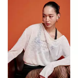 Rally Off-shoulder Knit Top - เสื้อไหมพรมปาดไหล่พิมพ์ลาย