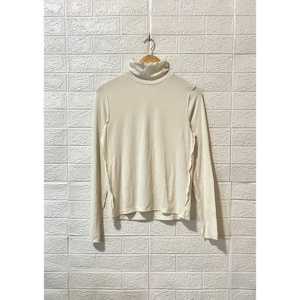 เสื้อคอเต่า GU  ครีม มือสอง Size L