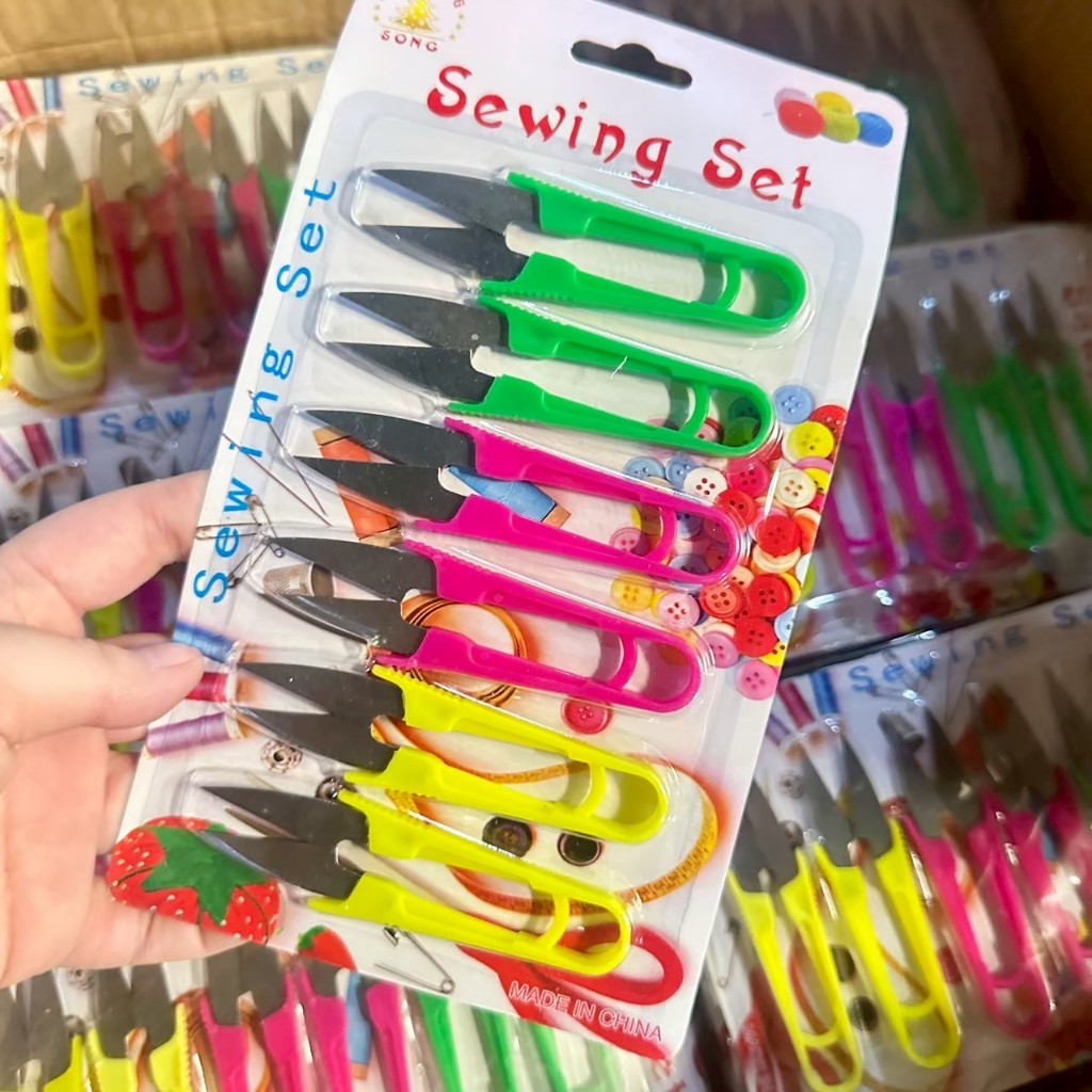 [ขายยกโหล12แพ็ค] กรรไกรตัดด้าย สอยด้ายกรรไกรตัดแต่งผ้า 1แพ็คมี6ชิ้น คละสี (รวมได้กรรไกร72ชิ้น)