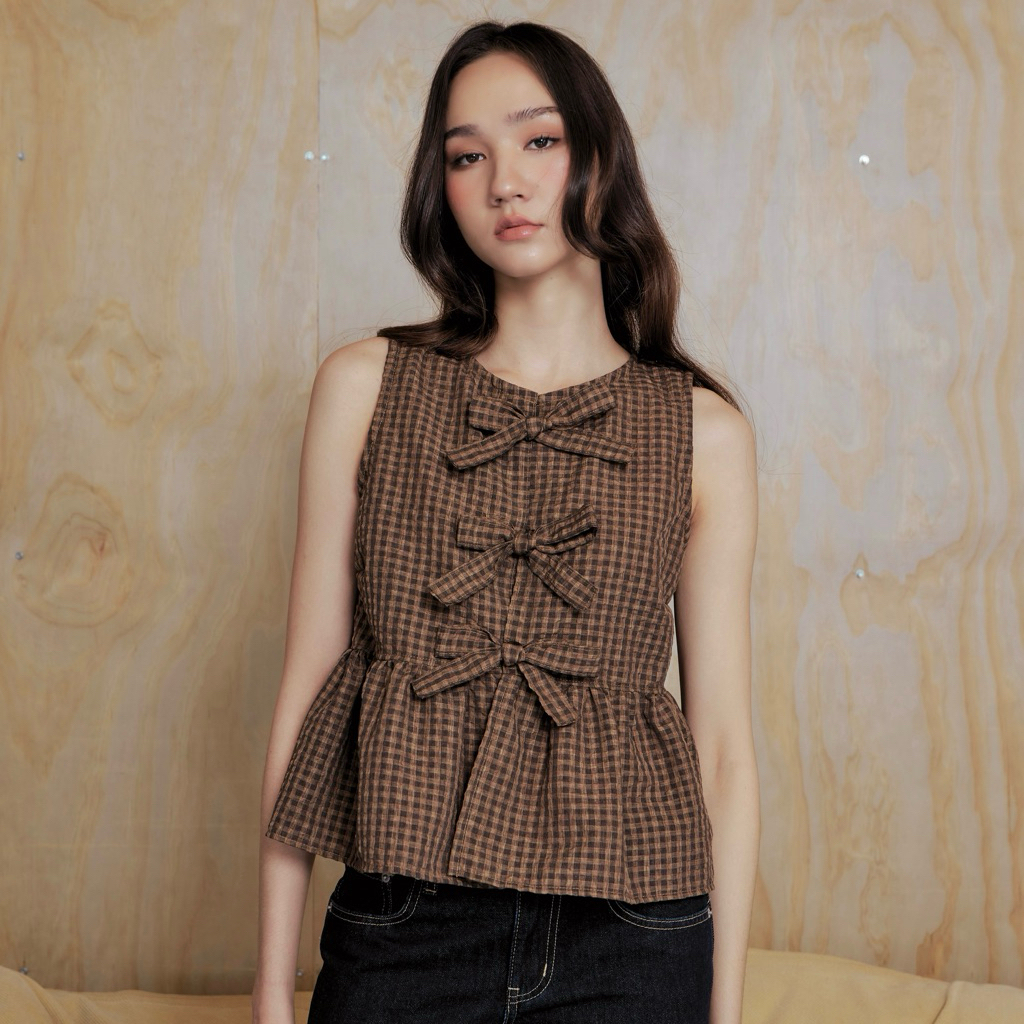 Theremin Fay sister (brown plaid) เสื้อแขนกุดดีเทลผูกโบว์ - น้ำตาล