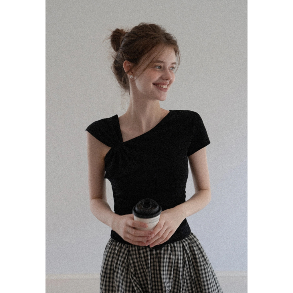 [พร้อมส่ง S M/พรีออเดอร์] EGGKA : Asymmetric Bow Shoulder Top (เสื้อโชว์ไหล่ผูกโบว์)