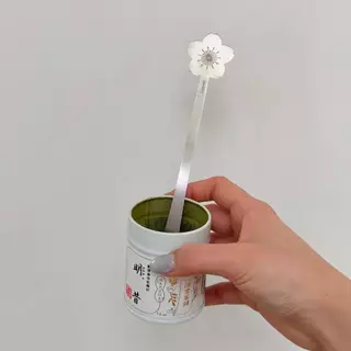 GARNET 🌸 Sakura Alley Matcha Spoon with spoon rest – ช้อนตักมัทฉะพร้อมที่วางช้อนลายซากุระสแตนเลสเข้าเซต