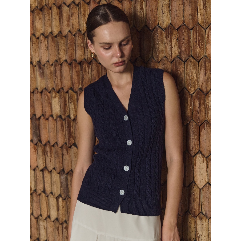 DAILY SQUAD - Rope Knit Vest เสื้อไหมพรมแขนกุด ทอจากเนื้อผ้าคอตตอน ดีไซน์ลายถักแบบเชือกแนวตั้ง กระดุมพิเศษลายนก