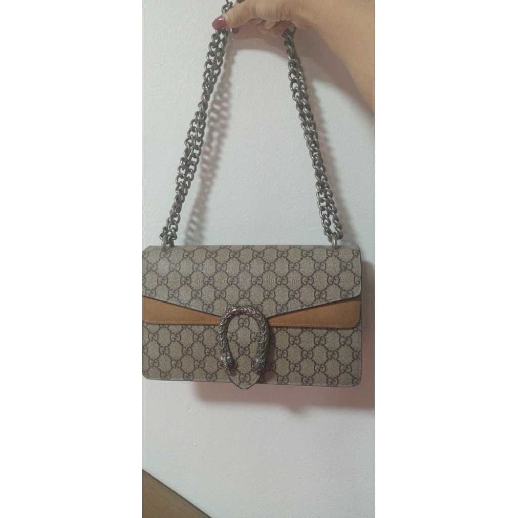 Gucci dinosaur used bags like new good condition and good price