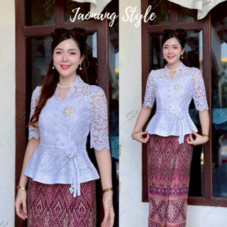 เสื้อลูกไม้ คอวี แขนสั้น แต่งกระดุมผ้า งานชายย้วย คาดเอว แต่…