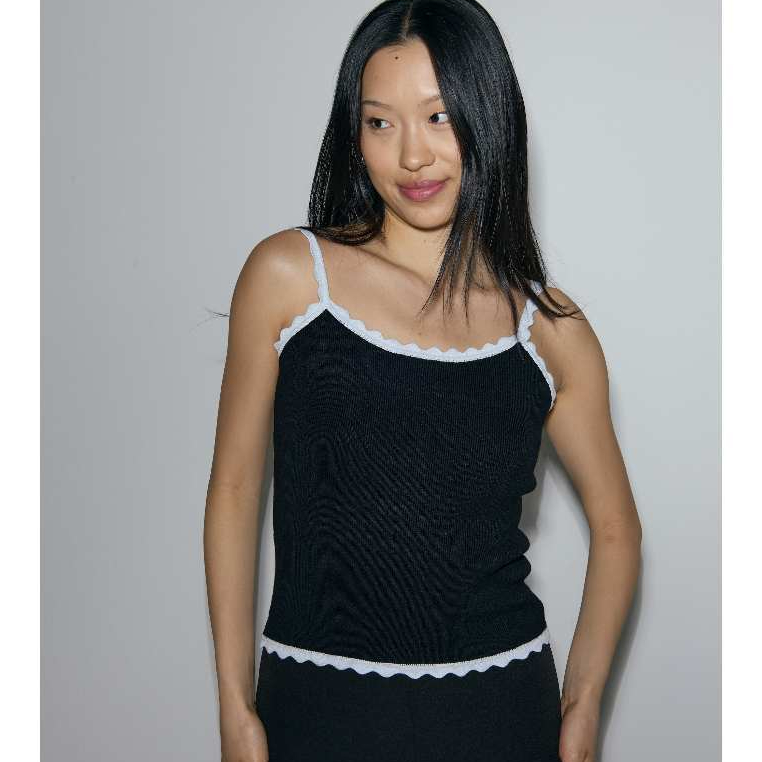 เสื้อสายเดี่ยว ดีเทลขอบหยักๆ Rush Official Knitted Scallop Hem Cami Top ผ้านิตทอลายเรียบ