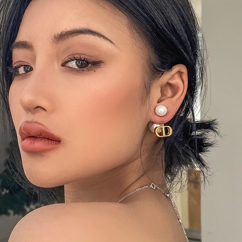 Two-Way Wear Pearl Stud Earrings French Retro Luxury CD Letter Pearl Earrings ราคา ถูกที่สุด ดีลบีเคเค แกลเลอรีภาพที่ 4