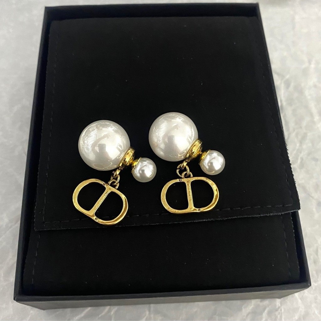 Two-Way Wear Pearl Stud Earrings French Retro Luxury CD Letter Pearl Earrings ราคา ถูกที่สุด ดีลบีเคเค