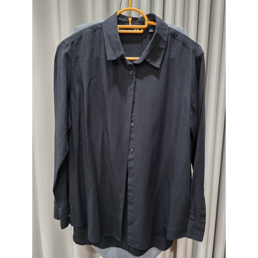 ส่งต่อ เสื้อเชิ้ต Uniqlo สีดำ [มือสอง, สภาพดี]