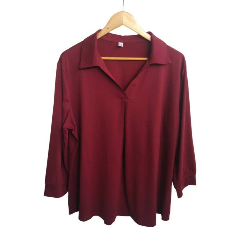 pa431 เสื้อมือสอง อก 48-50 นิ้ว คอปก ผ้ายืดนุ่มสีแดงเลือดหมู แขน 4 ส่วนปลายจั๊ม