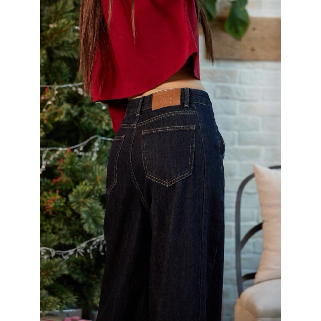 Holly jeans จากร้าน Roomry