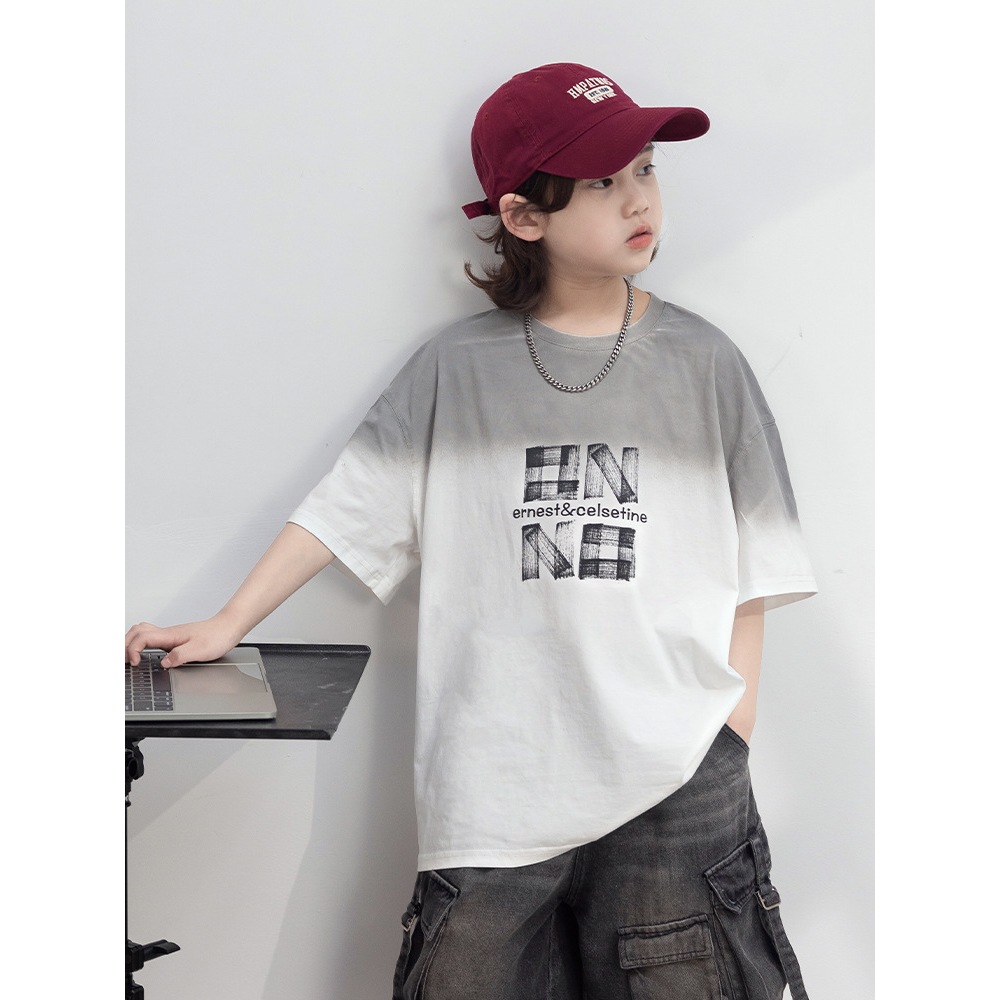 [ส่งไวจากไทย] *แค่เสื้อ* เสื้อยืดแขนสั้นเด็กชาย ลายฟอนต์อาร์ตๆ ไล่เฉดสีเทา ทรงโอเวอร์ไซส์ ลายสตรีทเท่ๆ เหมาะสำหรับ5-14ปี