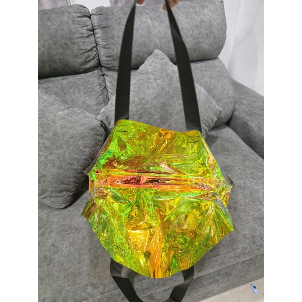 เป็นกระเป๋า Falcon Hologram Bag สีสันสวยเท่ไม่ซ้ำใคร ถือไปไหนก็เด่น ขนาด 10 x 45 x 35 ซม. จุของได้เยอะมาก วัสดุ PVC ราคา ถูกที่สุด ดีลบีเคเค แกลเลอรีภาพที่ 5