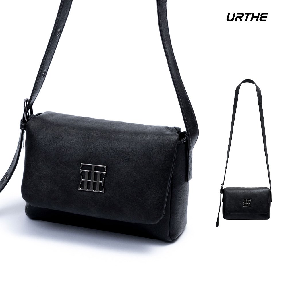 URTHE - กระเป๋า กระเป๋าสะพาย รุ่น EMBLEM STRUCTURED FLAP CROSSBODY