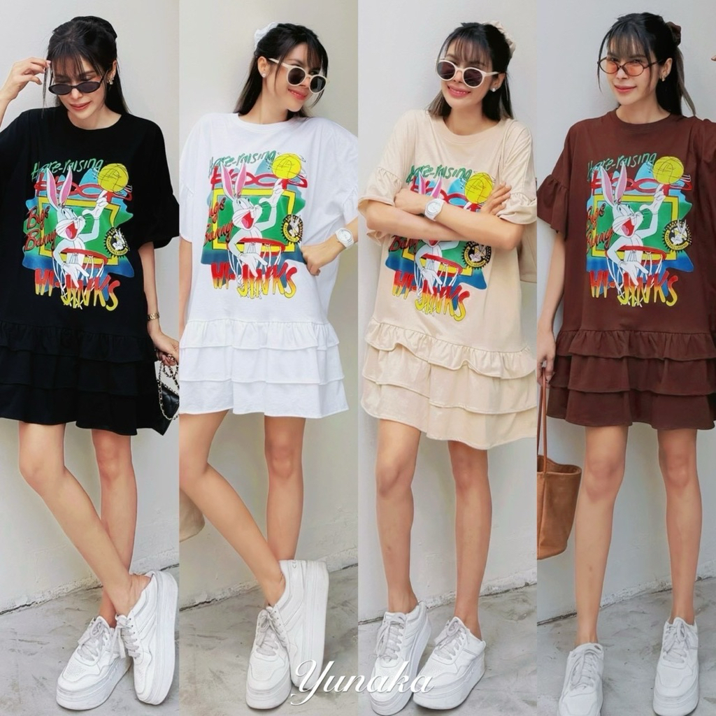 เดรสสั้นพร้อมยางมัดผม แต่งดีเทลชายระบาย 3 ชั้น ช่วงแขนเย็บรูดเพิ่มความพอง  สกรีนลายการ์ตูนน่ารักๆ