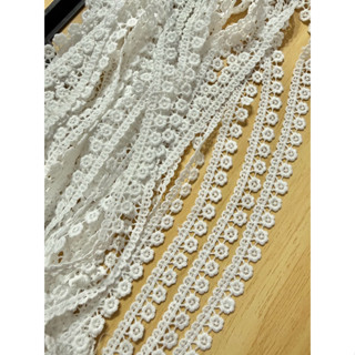 ลูกไม้เส้น  กว้าง  18มิล ยาว 25หลา / มัดละ200บาท