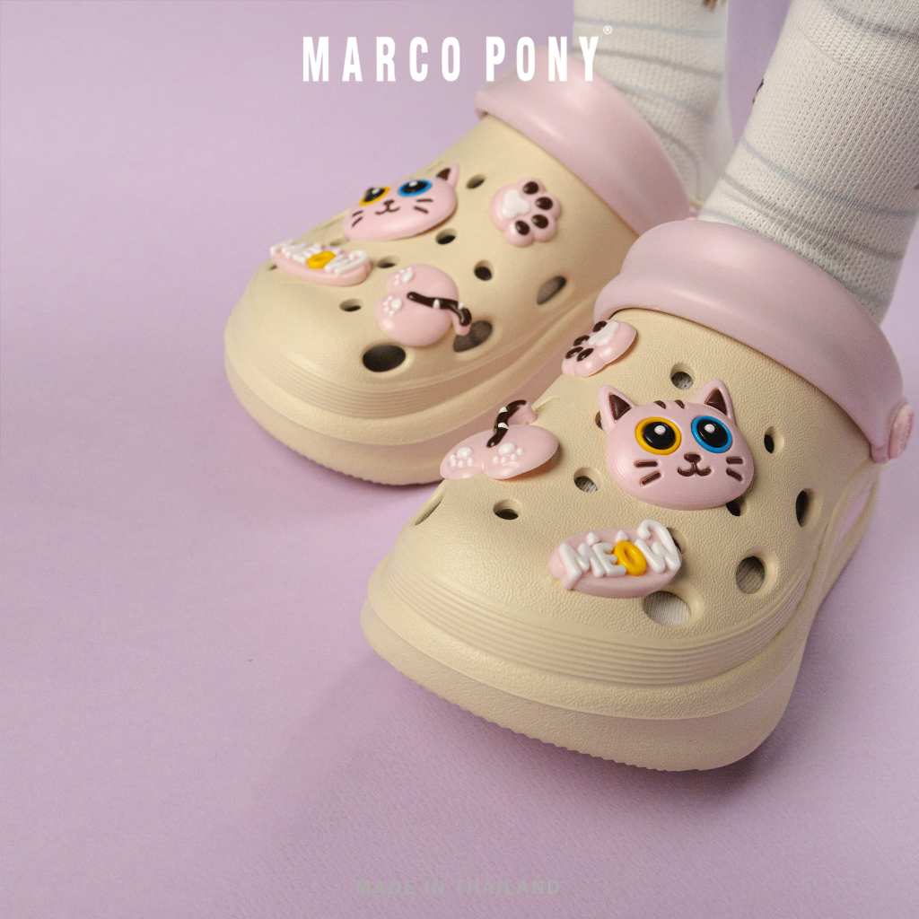 Marco Pony รองเท้าหัวโต รองเท้ารัดส้นแบบสวม MH9039B มาพร้อมจิบบิทลายแมว โทนสีพาสเทล น่ารักโดนใจเด็กๆ