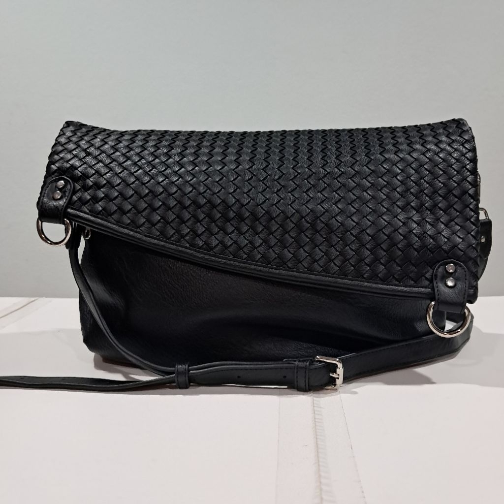 กระเป๋าสะพาย Chinese Laundry  สีดำ ทรงสูง/พับได้ ใส่ของได้ทั้งแนวตั้ง-แนวนอน มือสอง สภาพดี