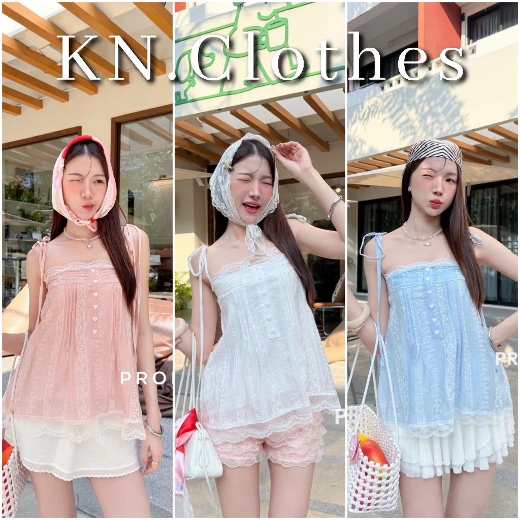 Amy cami : เสื้อสายเดี่ยวผูกไหล่ เย็บตีเกล็ดหน้า แต่งขอบลูกไม้ แต่งกระดุมหัวใจ เนื้อผ้าพิมพ์ลายนูน KN.Clothes
