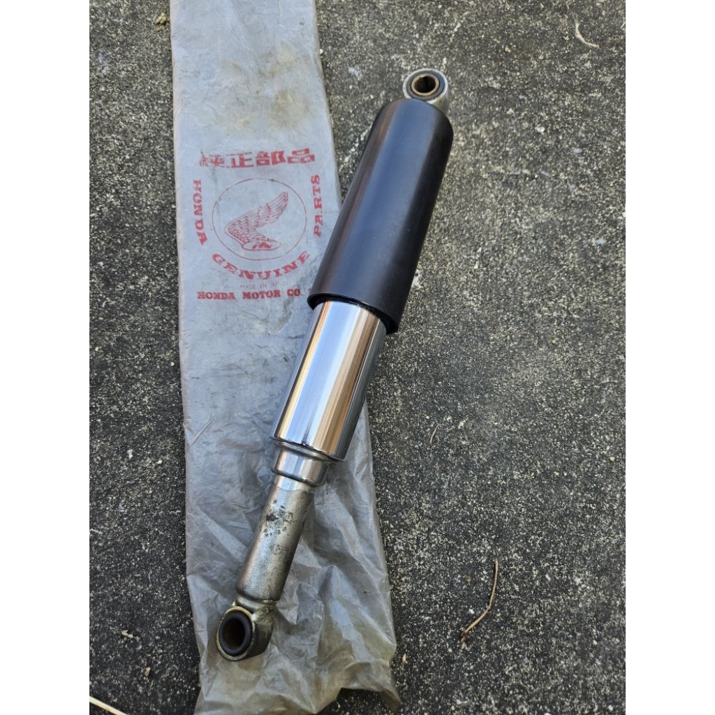 โช๊คหลัง 1ข้าง แท้ใหม่ ญี่ปุ่น Honda 2สูบ CD125 CD125E CD175 รุ่นฝากระเป๋าเล็ก