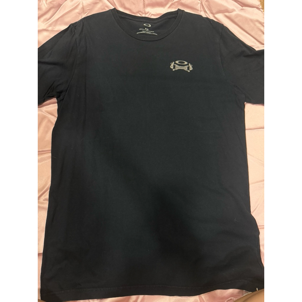 เสื้อยืด oakley สีดำ มีลายหลัง