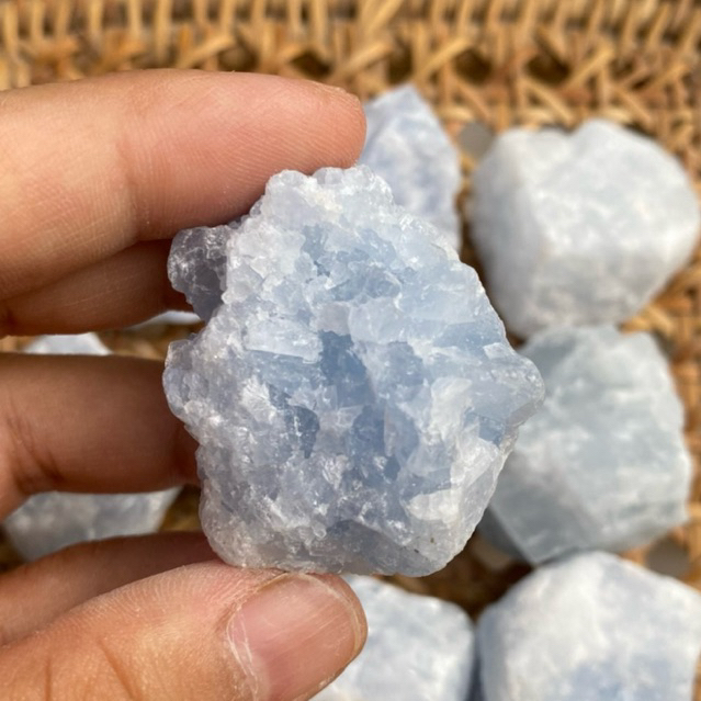 Celestite เซเลสไทต์ดิบ ผลึกหินสีฟ้าอ่อนใส สวยเหมือนท้องฟ้า ช่วยให้ผ่อนคลาย ลดความเครียดเพิ่มความสุข ช่วยให้นอนหลับดีขึ้น