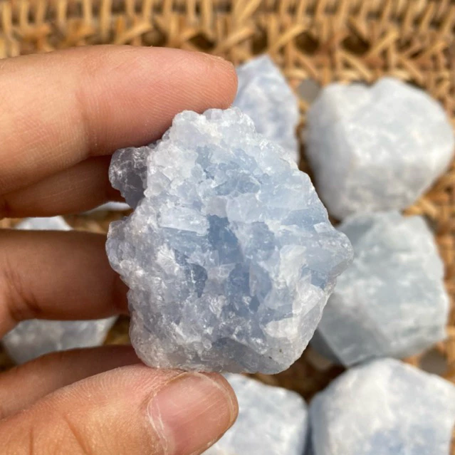 Celestite เซเลสไทต์ดิบ ผลึกหินสีฟ้าอ่อนใส สวยเหมือนท้องฟ้า ช่วยให้ผ่อนคลาย ลดความเครียดเพิ่มความสุข ช่วยให้นอนหลับดีขึ้น