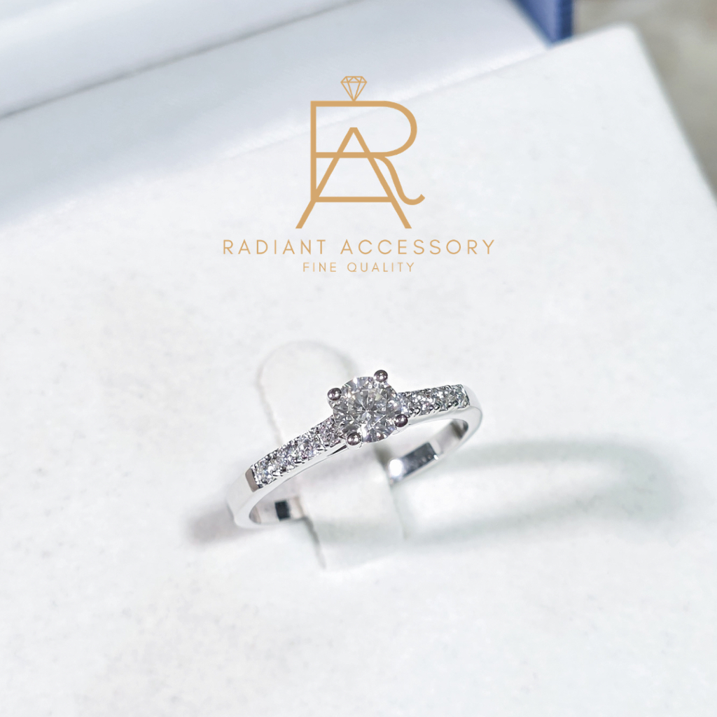 แหวนเงินแท้เม็ดชูฝังเพชร Moissanite 0.5 กะรัต ทรงกลม ฝังบ่าข้าง ชุบทองคำขาว