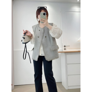 เสื้อกั๊กคอกลมแขนกุด กระดุมทอง แต่งขอบรุ่ย ผ้าทวิต มีสีเทา/ …