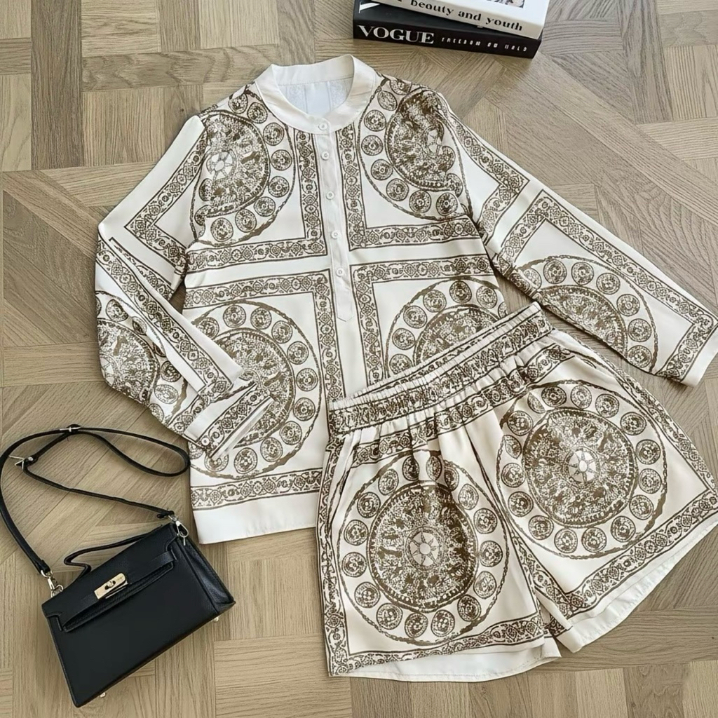 พร้อมส่ง‼️ GMG ชุดเซ็ต (เสื้อ+ กางเกงสั้น) ผ้าไหมอิตาลีผสมซาติน สีโทนครีมน้ำตาล ดีเทลพิมพ์ลายกราฟฟิก สไตล์โมเดิร์น ดูแพง