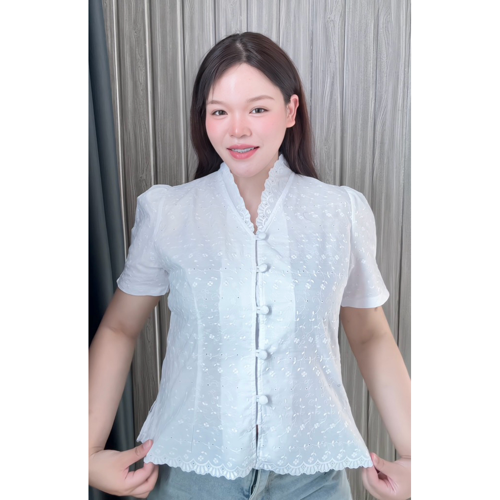เสื้อลูกไม้ฉลุคอวีแต่งระบาย กระดุมหน้าใช้งานได้จริง งานสวยไม่รัดต้นแขน