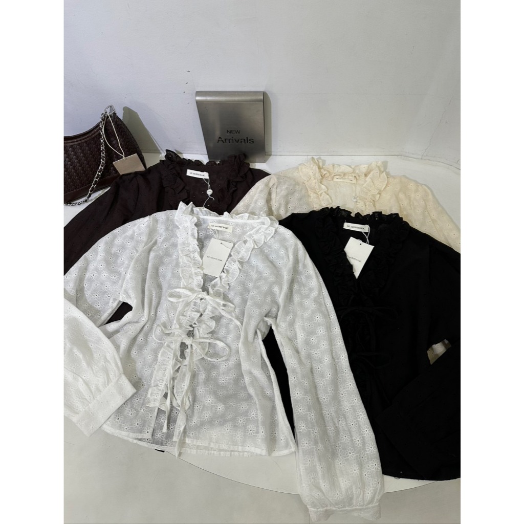 M2097 เสื้อเบลาส์ฉลุลายลูกไม้ รุ่นสไตล์ Minimal Luxury ยกระดับลุควันสบายๆ – โปรปัง