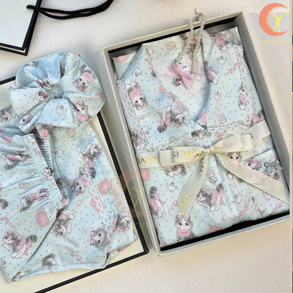 JJ35ชุดนอนSatinnyลายลายแมวน่ารัก มาใหม่สีฟ้าอ่อน สินค้าแพ็คเกจแบบกล่อง แขนสั้นขาสั้น ชุดนอนแฟชั่นฤดูร้อน สไตล์เจ้าหญิง