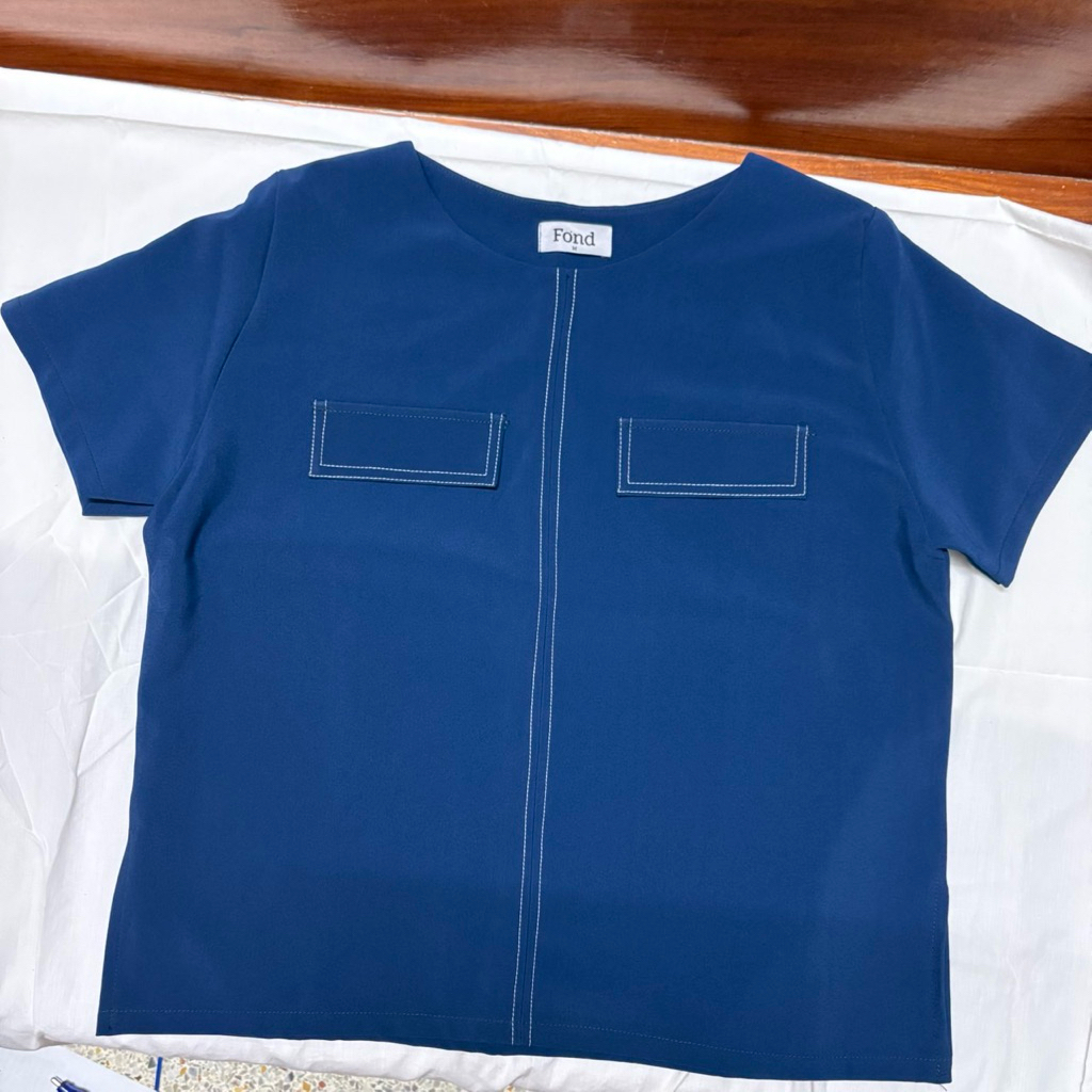 (มือสอง) FOND เสื้อคอกลมมีกระเป๋าหลอก อก 40 นิ้ว ยาว 23 นิ้ว *ลองใส่ครั้งเดียว*