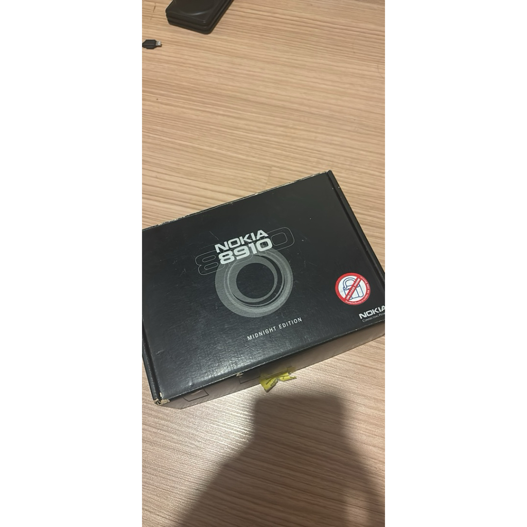 Nokia  8910 with box  อดีต ศูนย์ไทย กรุณาอ่าน รายละเอียด ด้านใน