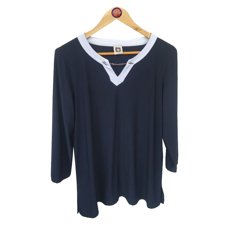 pa497 เสื้อมือสอง อก 40-42 นิ้ว ผ้ายืดเด้ง สีน้ำเงินอมดำ ขอบคอขาว แต่งโซ่โลหะ แขน 4 ส่วน มีขุยที่ตัว