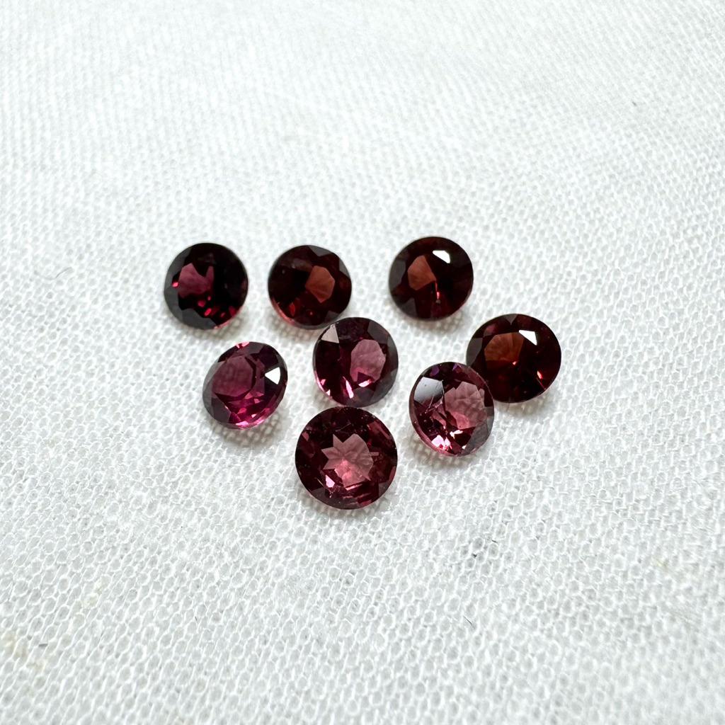 พลอยแท้โกเมน(Garnet) เจียระไนเหลี่ยมกลม ขนาด 4 mm