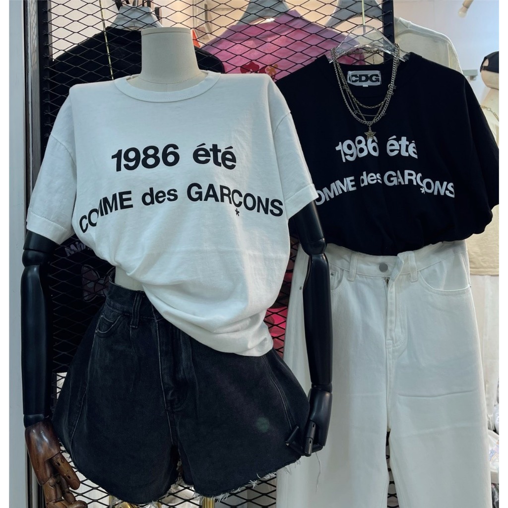 เสื้อยืดแขนสั้นป้าย CDG ดีเทลคอเสื้อกลม แขนสั้น ลายพิมพ์กราฟฟิค 1986 Comme des Garçons T-Shirt (Blac