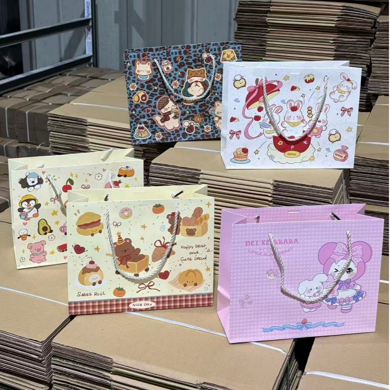 ถุงกระดษผูกโบว์ ลายน่ารัก มาใหม่ ใส่ของขวัญ วันเกิด พร้อมส่ง