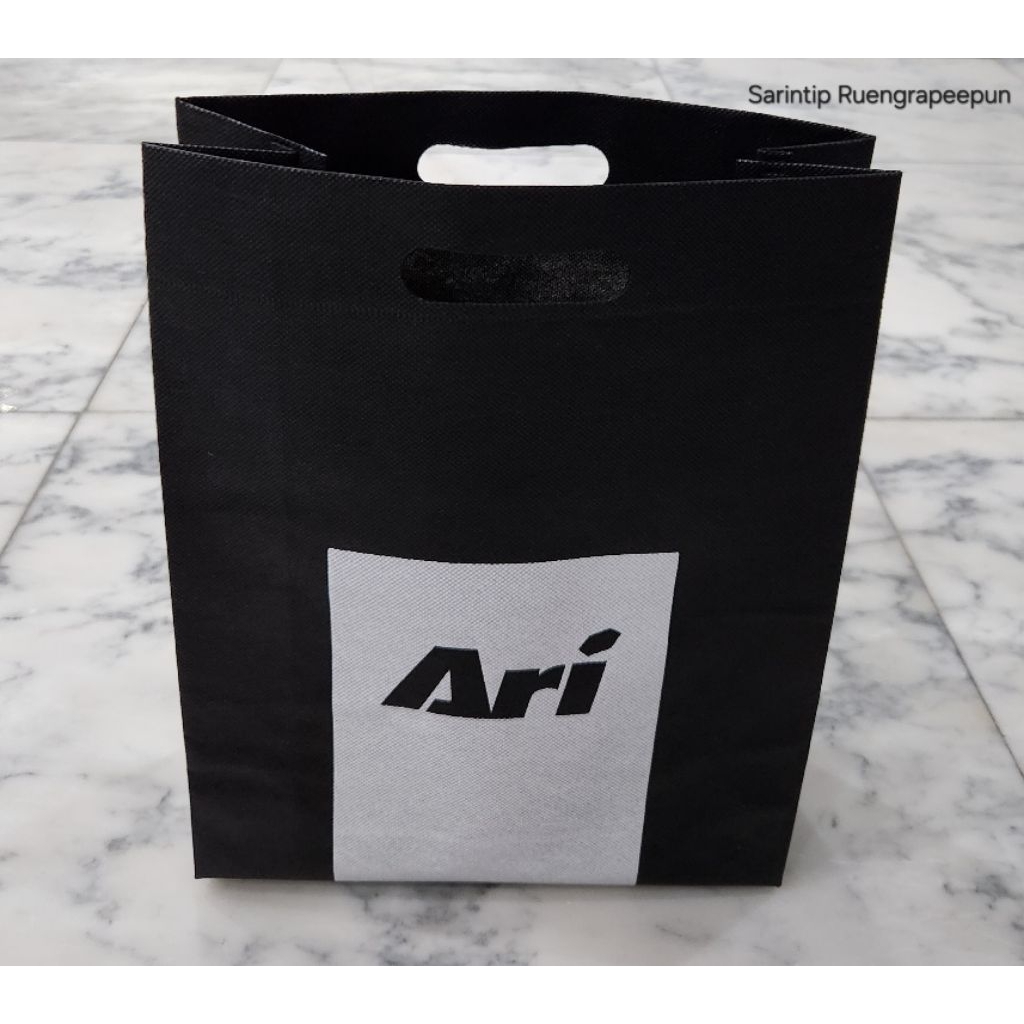 ARI SPUNBOND BAG ถุงผ้าอเนกประสงค์ สีดำแถบขาว จาก Ari Shop ขนาด 28×35×10 ซม.(11"×14"×4")