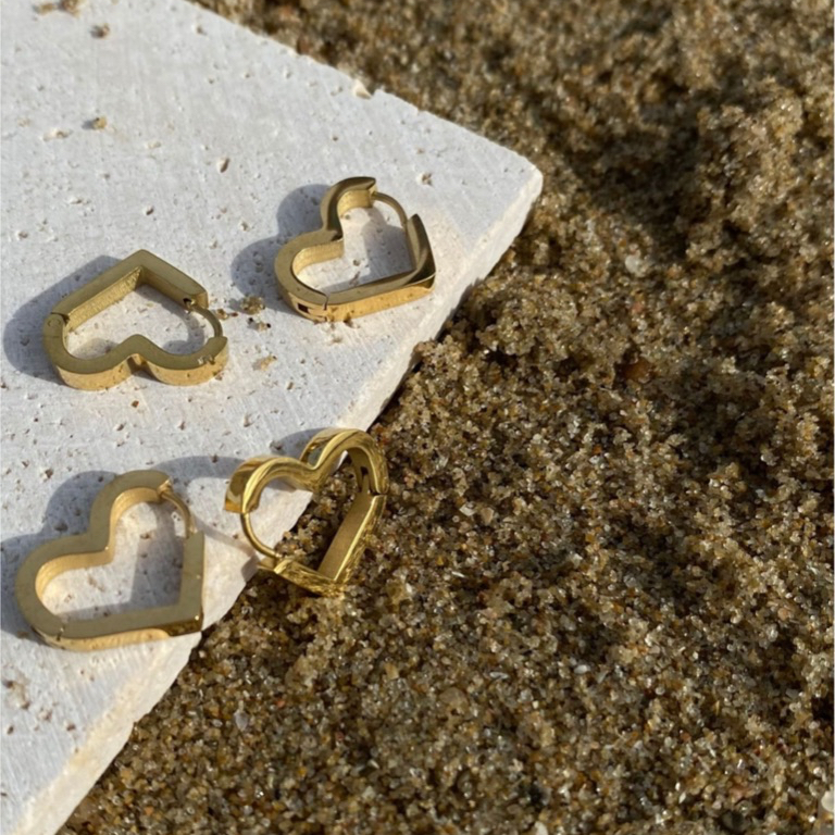 Valencia Haus • OLIVIA EARRINGS • [ต่างหูห่วงหัวใจสีทอง สแตนเลส กันน้ำ น้ำหนักเบา]