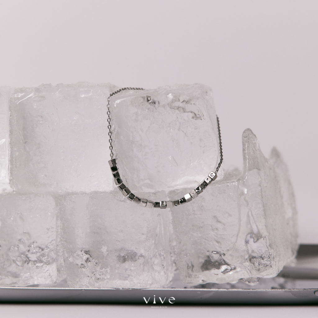 Vive - En Blanc Adjustable Bracelet