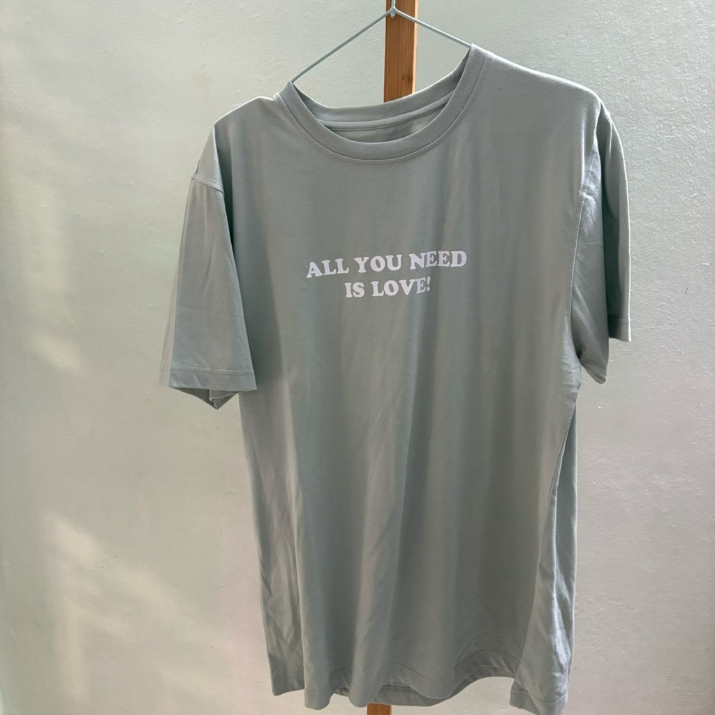 (มือสอง) AIIZ เสื้อยืด อก 42 นิ้ว ยาว 28 นิ้ว *ยังไม่เคยใส่*