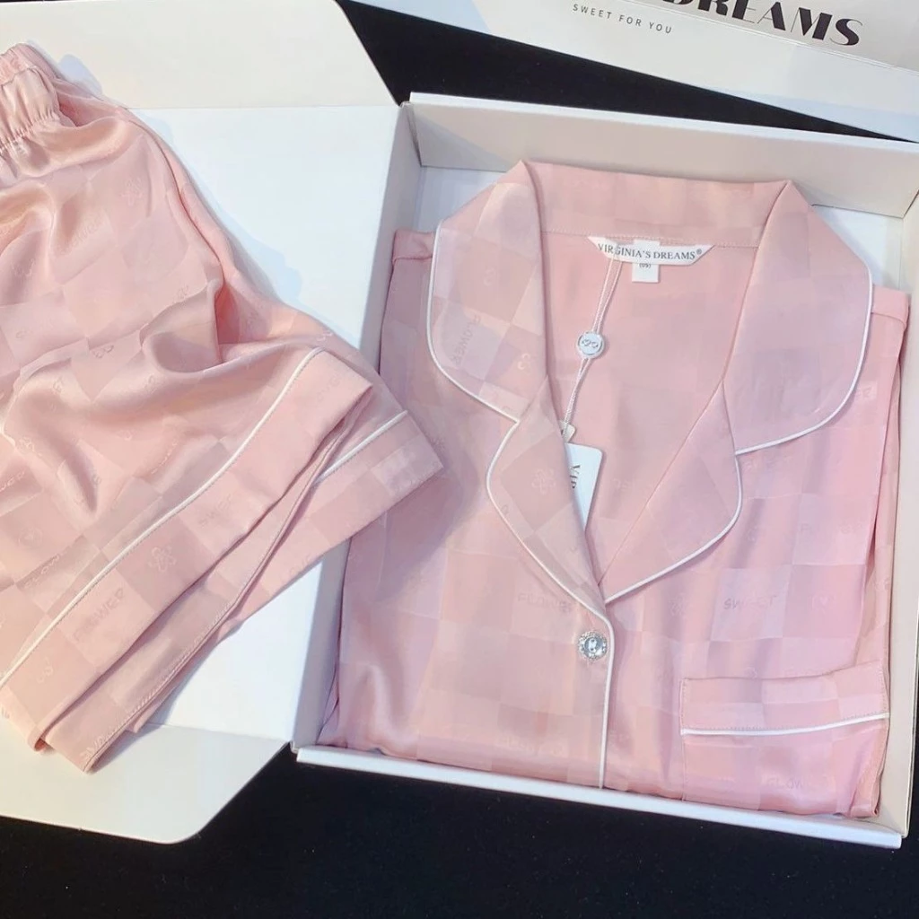 พรีเมี่ยมผ้าไหมสีชมพูชุดนอน ลายสก๊อตสีชมพูอ่อน ผ้าใยน้ำแข็ง เหมาะสำหรับฤดูร้อน ชุดนอน Two-Piece **เสื้อสั้น กางเกงขาสั้น